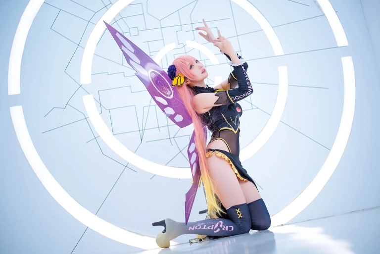 瓜希酱《LUKA 赛车》主题写真：22张全套美图