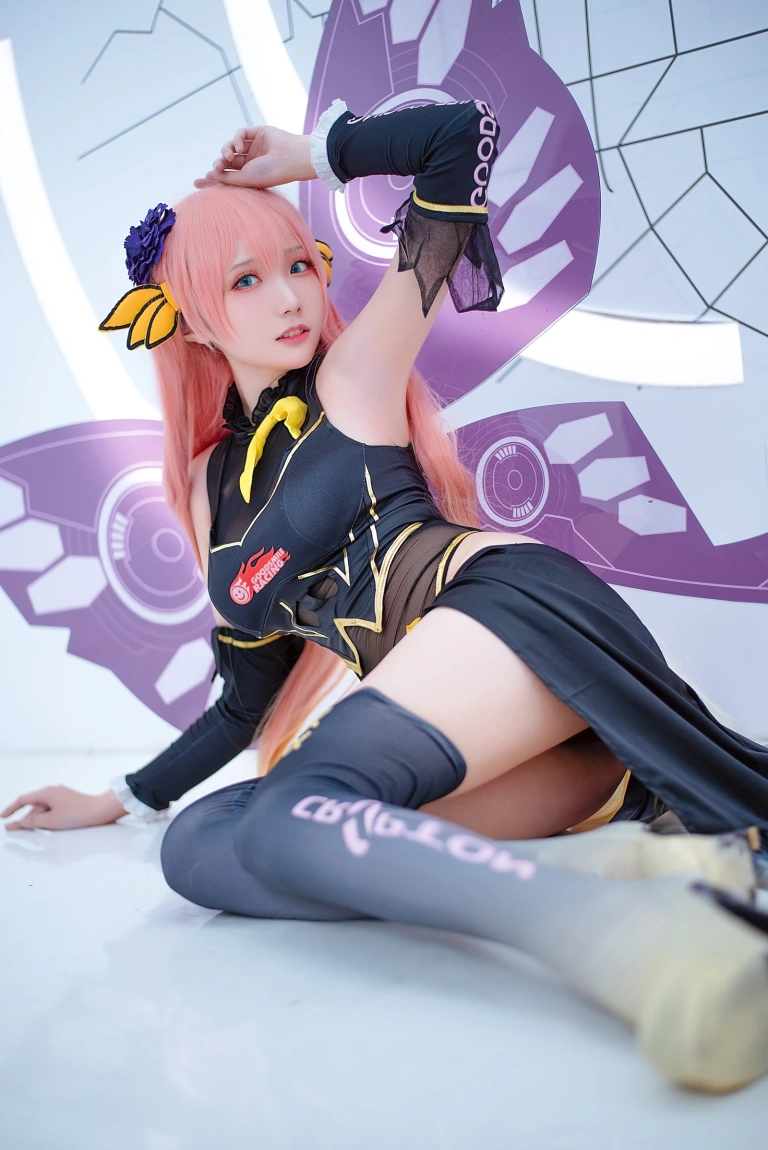 瓜希酱《LUKA 赛车》主题写真：22张全套美图
