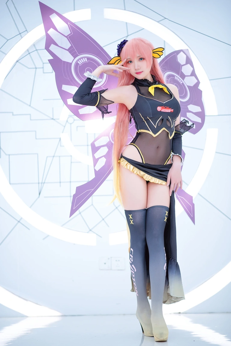 瓜希酱《LUKA 赛车》主题写真：22张全套美图