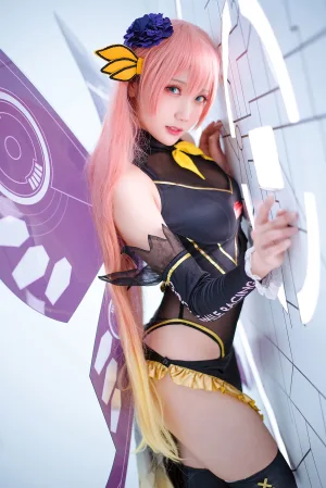 瓜希酱《LUKA 赛车》主题写真：22张全套美图
