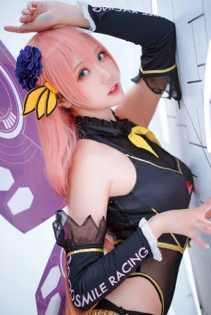 瓜希酱《LUKA 赛车》主题写真：22张全套美图