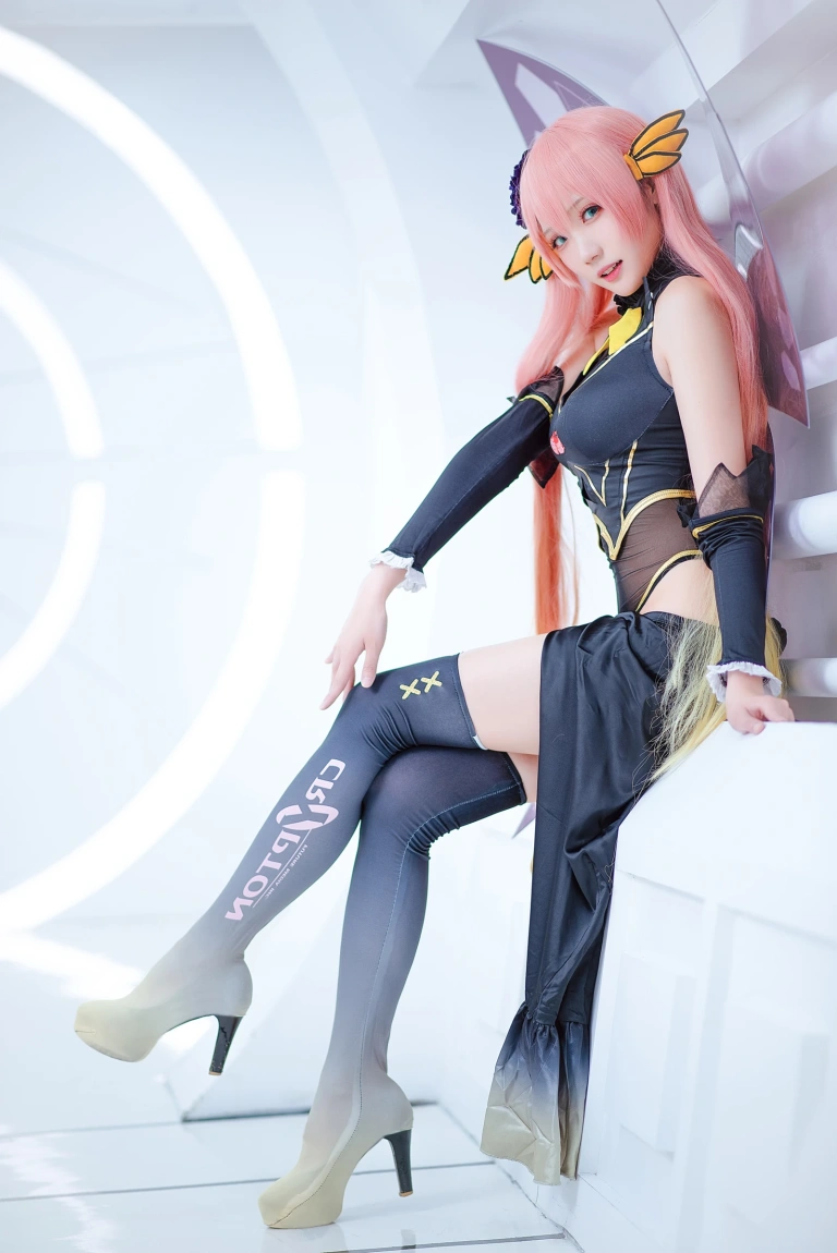瓜希酱《LUKA 赛车》主题写真：22张全套美图