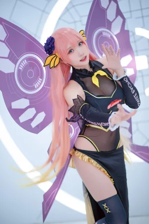 瓜希酱《LUKA 赛车》主题写真：22张全套美图