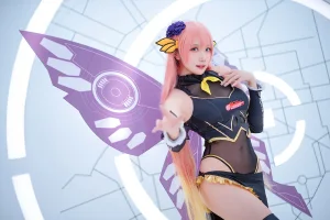 瓜希酱《LUKA 赛车》主题写真：22张全套美图