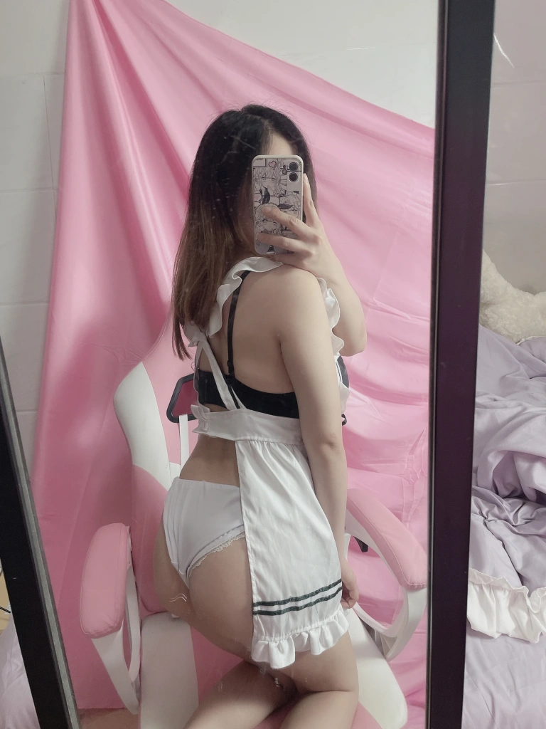 末夜《女仆自拍》主题写真：24张全套美图，含3个视频