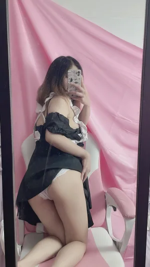 末夜《女仆自拍》主题写真：24张全套美图，含3个视频