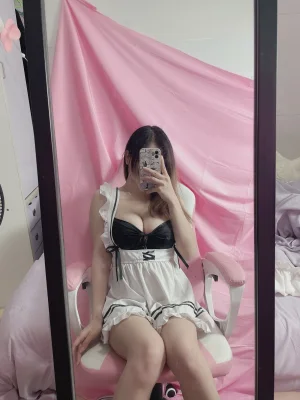 末夜《女仆自拍》主题写真：24张全套美图，含3个视频