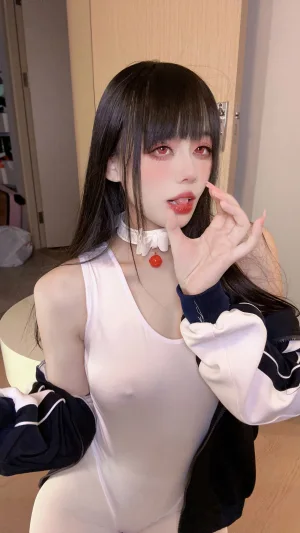 九言《白色体操服》主题写真：31张全套美图，含5个视频