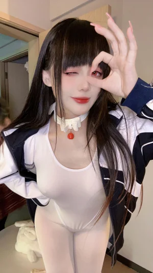 九言《白色体操服》主题写真：31张全套美图，含5个视频