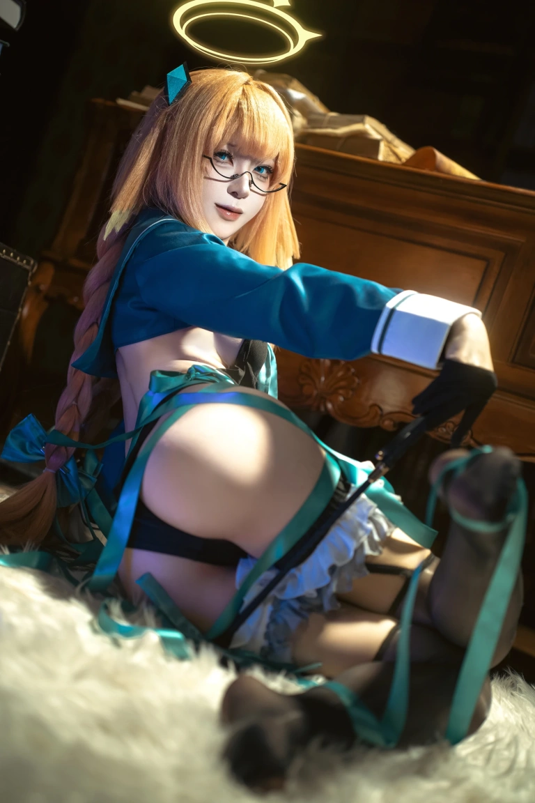 矢量鱼《蔚蓝档案 志美子》主题写真：50张全套美图