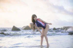 抱走莫子《竞技泳衣》主题写真：69张全套美图，含3个视频