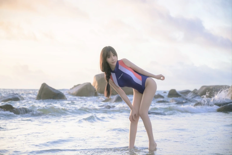 抱走莫子《竞技泳衣》主题写真：69张全套美图，含3个视频