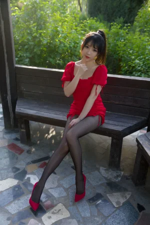 小女巫露娜《户外小红裙》主题写真：66张全套美图