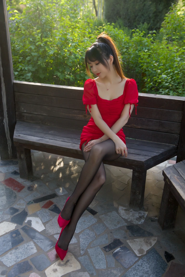 小女巫露娜《户外小红裙》主题写真：66张全套美图
