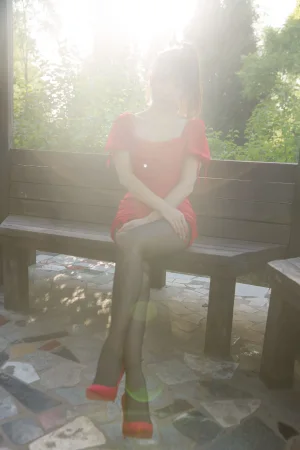 小女巫露娜《户外小红裙》主题写真：66张全套美图