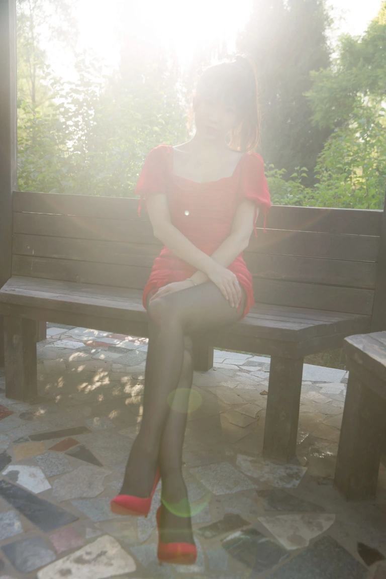 小女巫露娜《户外小红裙》主题写真：66张全套美图