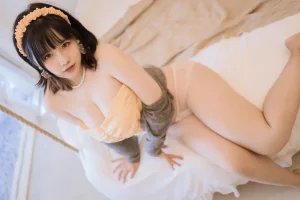 阿半今天很开心《黄色抹胸》主题写真：68张全套美图，含1个视频