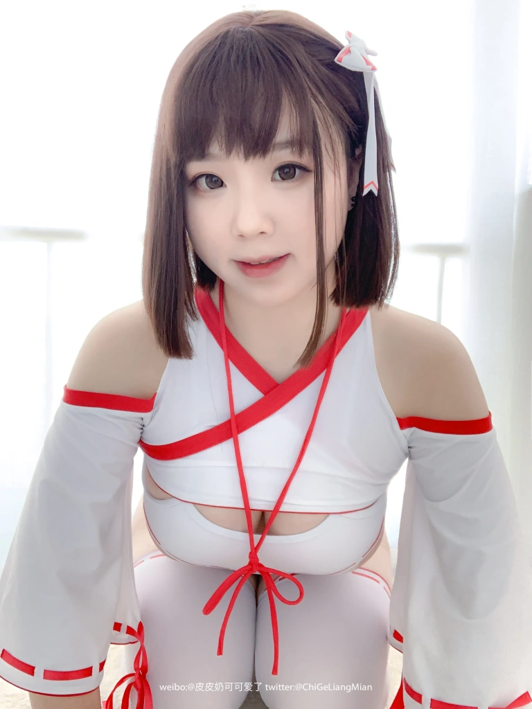 皮皮奶《高叉巫女》主题写真：73张全套美图，含1个视频