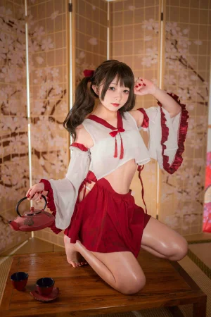 花铃《小巫女》主题写真：85张全套美图