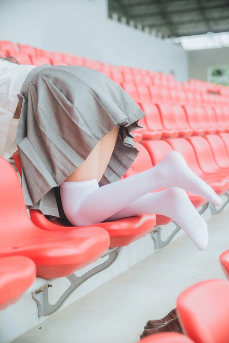 木棉棉《灰色JK制服》主题写真：38张全套美图