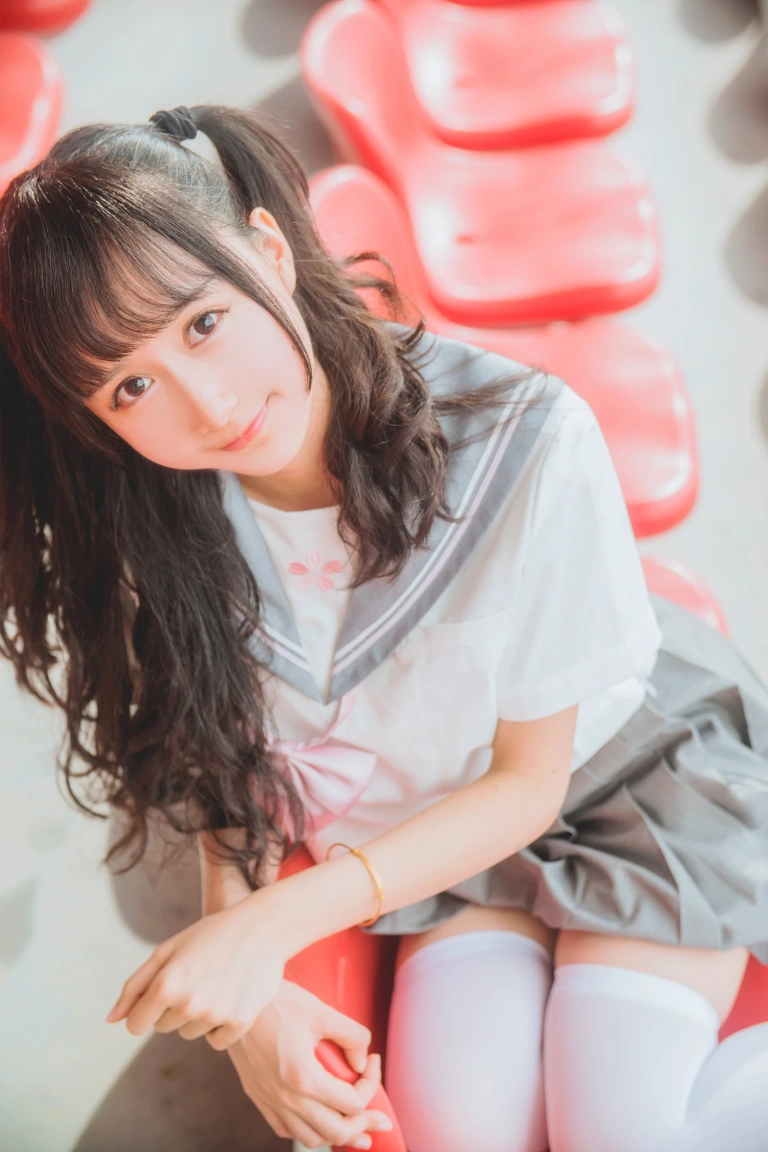 木棉棉《灰色JK制服》主题写真：38张全套美图
