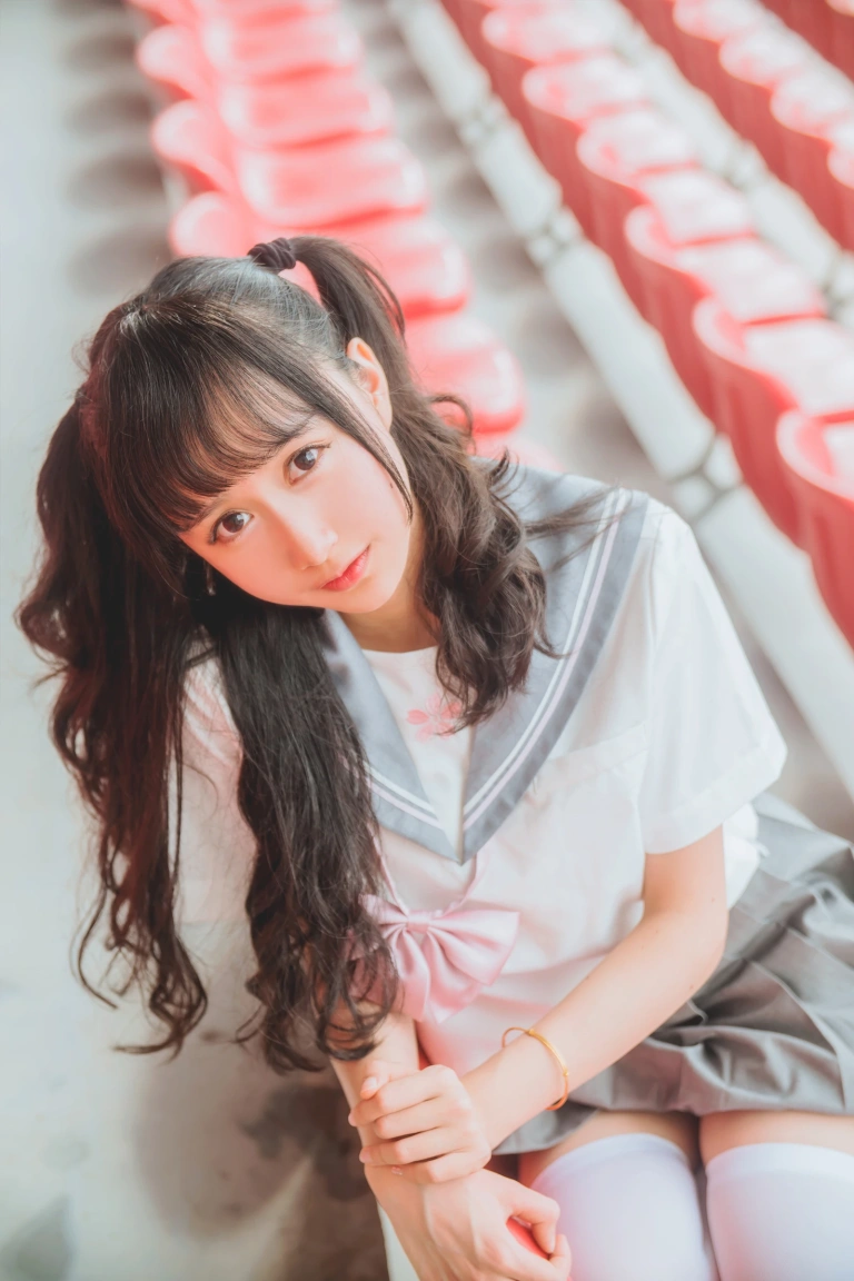木棉棉《灰色JK制服》主题写真：38张全套美图
