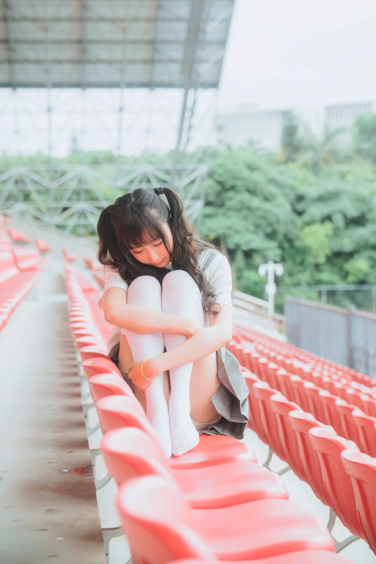 木棉棉《灰色JK制服》主题写真：38张全套美图