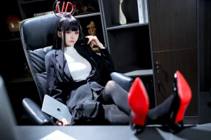 九柒喵《蔚蓝档案 调月莉音OL》主题写真：64张全套美图