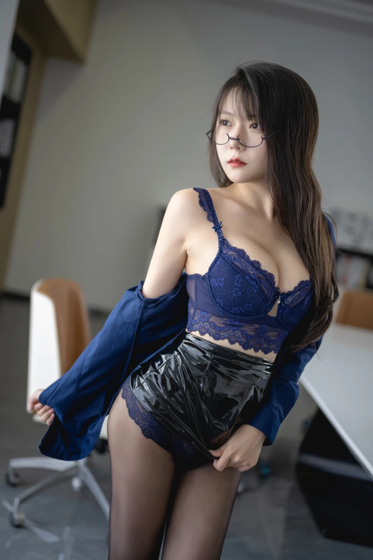 香草喵露露《小露乱撞 会议室OL》主题写真：64张全套美图，含1个视频