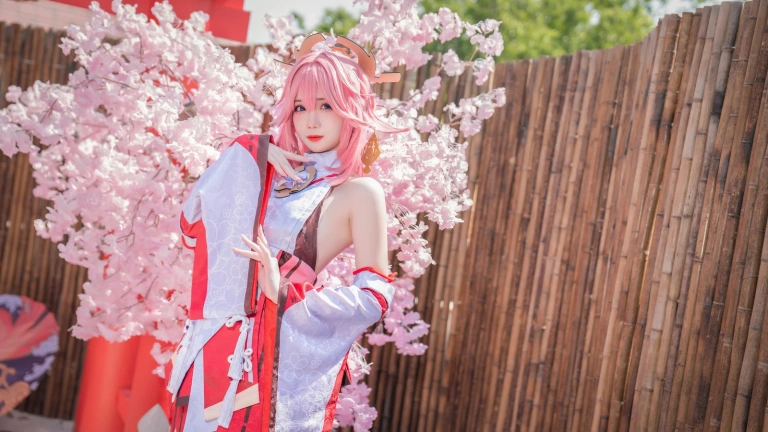 焖焖碳《八重神子》主题写真：15张全套美图
