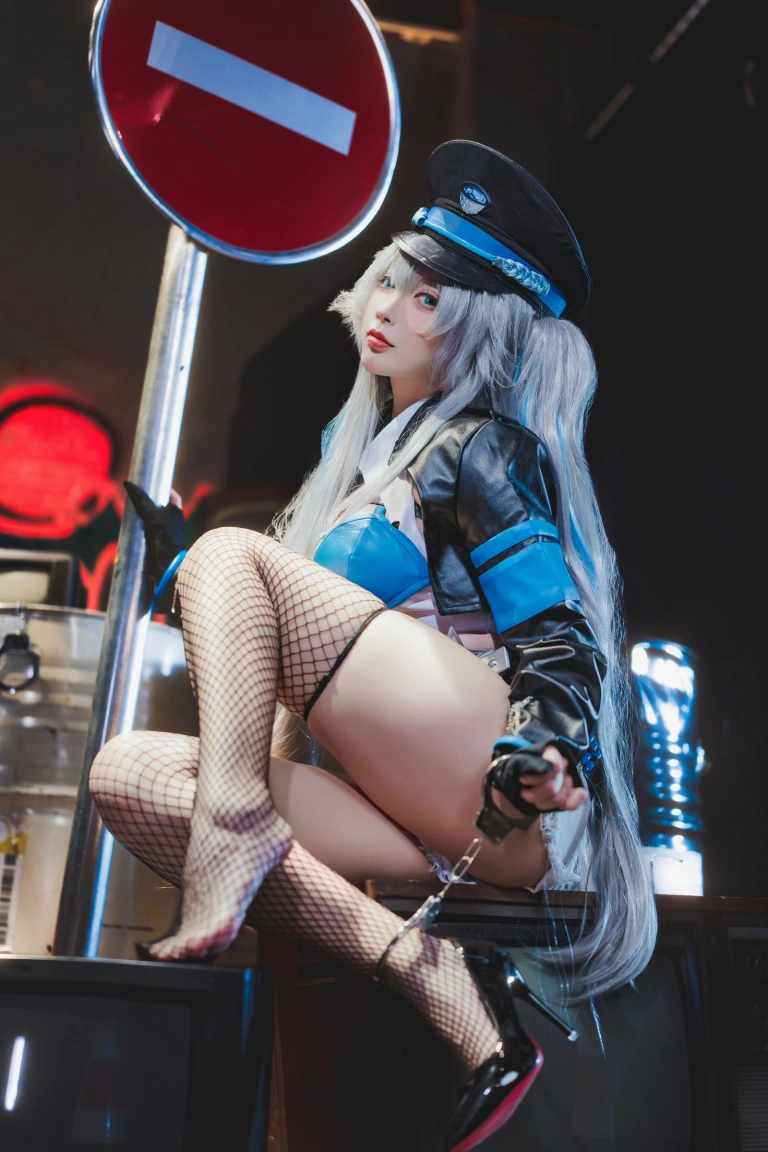 宮本桜《交错战线 刃齿女警》主题写真：22张全套美图