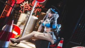 宮本桜《交错战线 刃齿女警》主题写真：22张全套美图