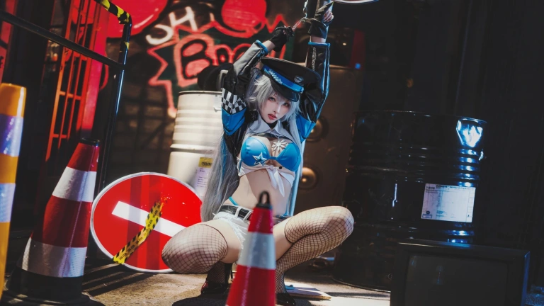 宮本桜《交错战线 刃齿女警》主题写真：22张全套美图