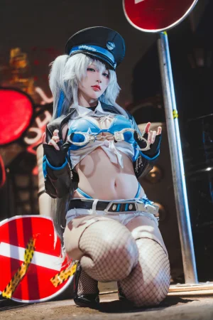 宮本桜《交错战线 刃齿女警》主题写真：22张全套美图