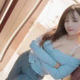 阿半今天很开心《住在隔壁的太太》主题写真：37张全套美图