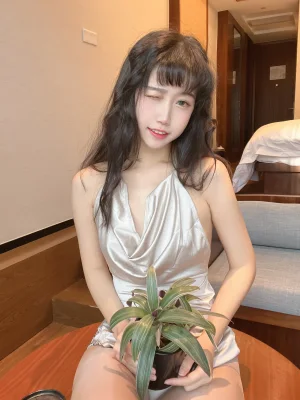不呆猫《浴室人妻》主题写真：42张全套美图，含3个视频