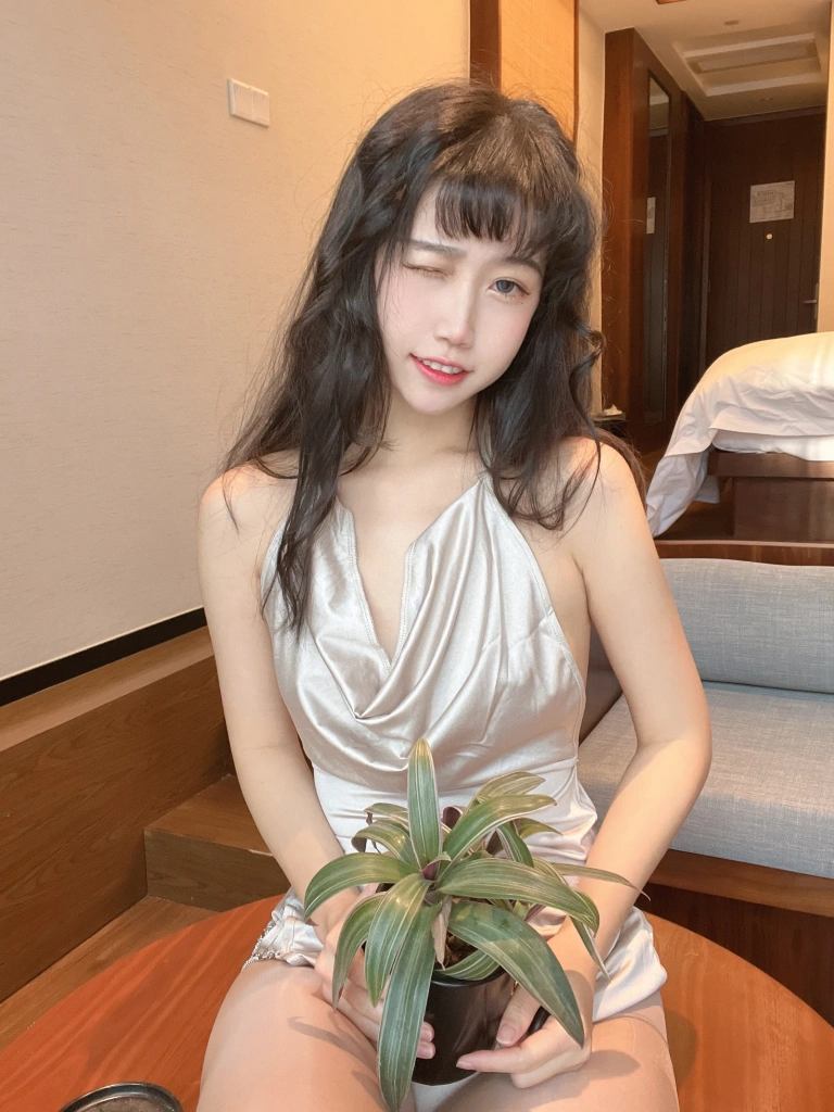 不呆猫《浴室人妻》主题写真：42张全套美图，含3个视频