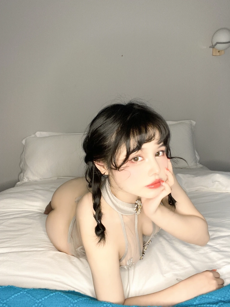 七月喵子《透明灰撕袜》主题写真：45张全套美图