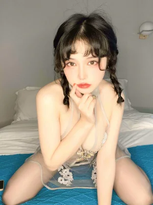 七月喵子《透明灰撕袜》主题写真：45张全套美图
