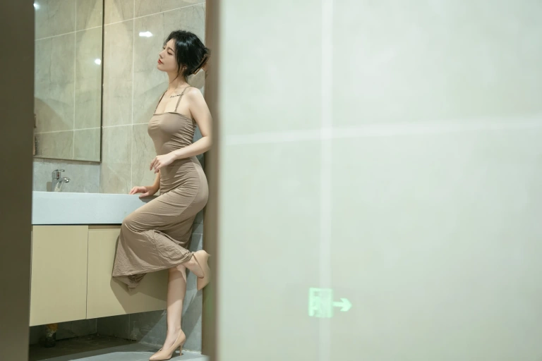 桃良阿宅《吊带裙（公共厕所）》主题写真：75张全套美图