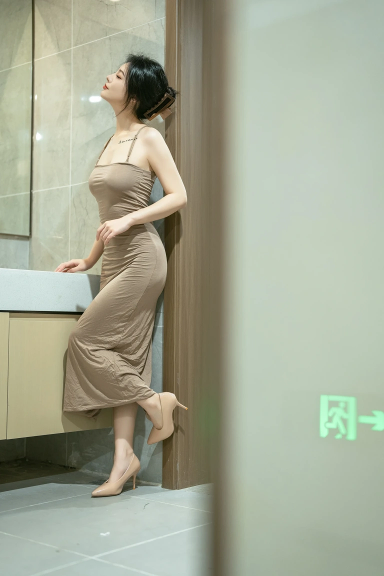 桃良阿宅《吊带裙（公共厕所）》主题写真：75张全套美图