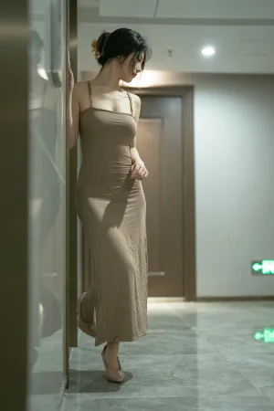 桃良阿宅《吊带裙（公共厕所）》主题写真：75张全套美图