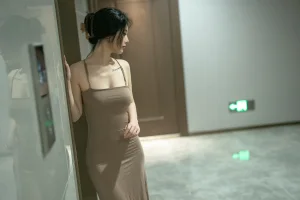 桃良阿宅《吊带裙（公共厕所）》主题写真：75张全套美图