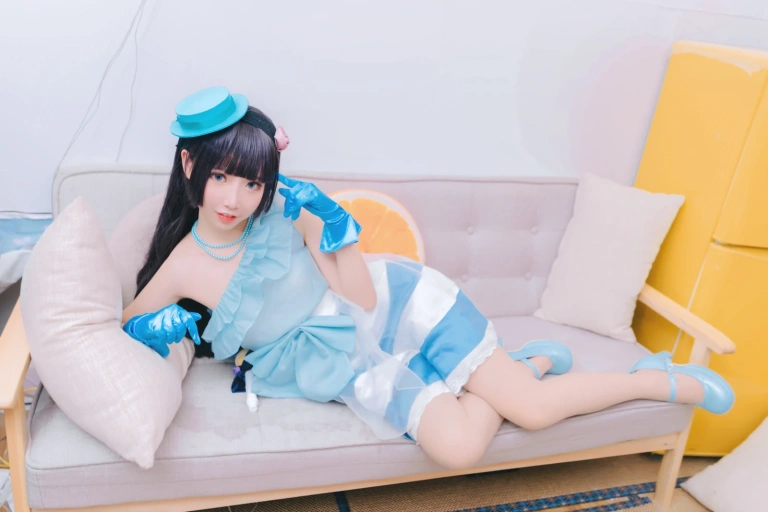 面饼仙儿《黑猫打歌服》主题写真：12张全套美图