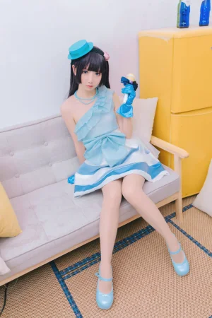 面饼仙儿《黑猫打歌服》主题写真：12张全套美图