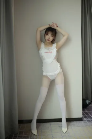 小女巫露娜《白色女仆》主题写真：29张全套美图