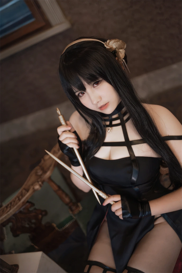 阿半今天很开心《约尔礼服+同人内衣》主题写真：53张全套美图