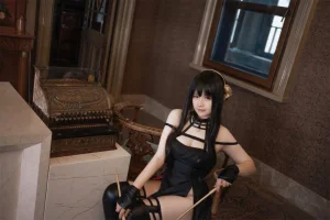 阿半今天很开心《约尔礼服+同人内衣》主题写真：53张全套美图