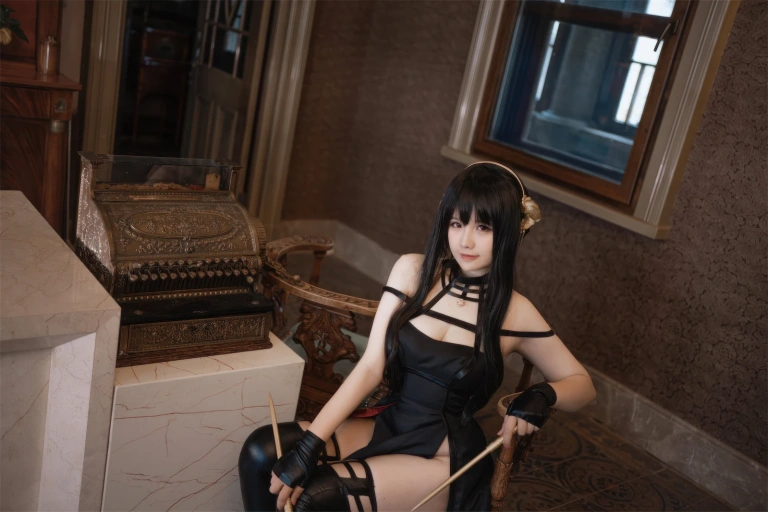 阿半今天很开心《约尔礼服+同人内衣》主题写真：53张全套美图