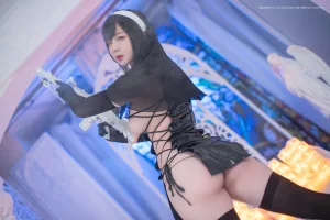 皮皮奶《系带修女》主题写真：55张全套美图，含4个视频